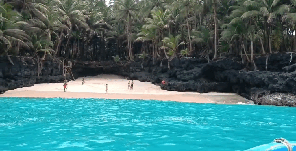 ILHÉU DAS ROLAS (EQUATOR LINE) beach